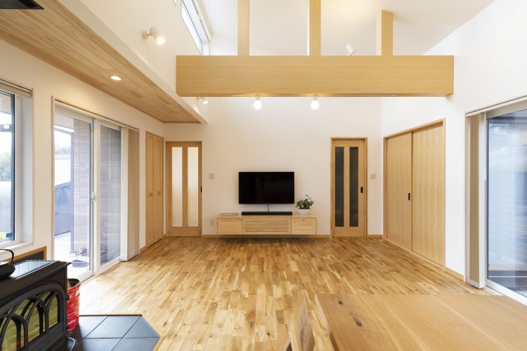 薪ストーブとログハウス風で吹き抜けリビングのある平屋