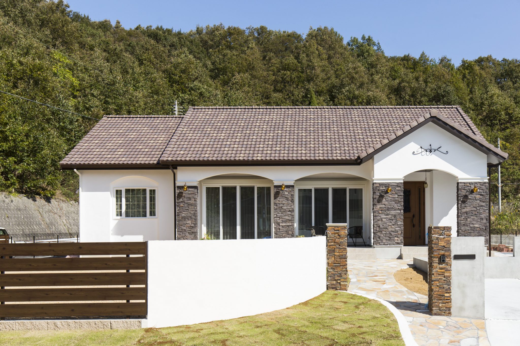 リゾート地の住宅を思わせる重厚感のある平屋