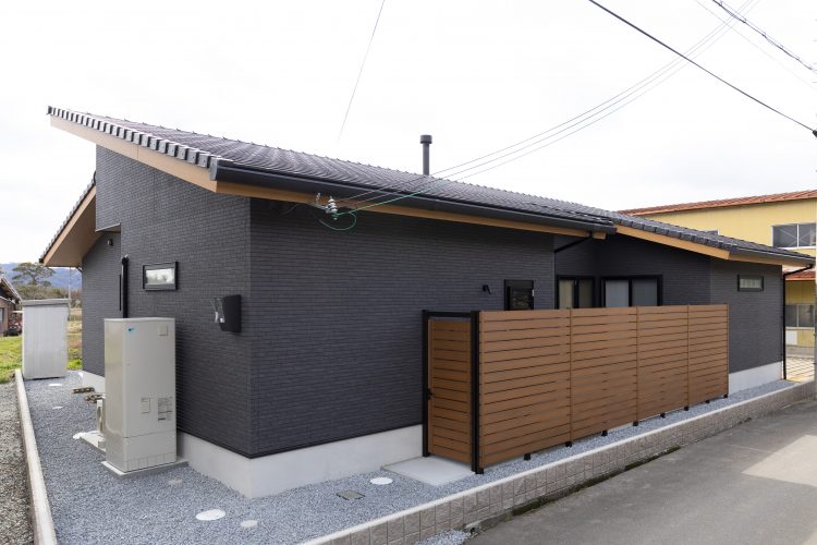 第8位：薪ストーブとログハウス風の内装が落ち着く居心地のよい平屋