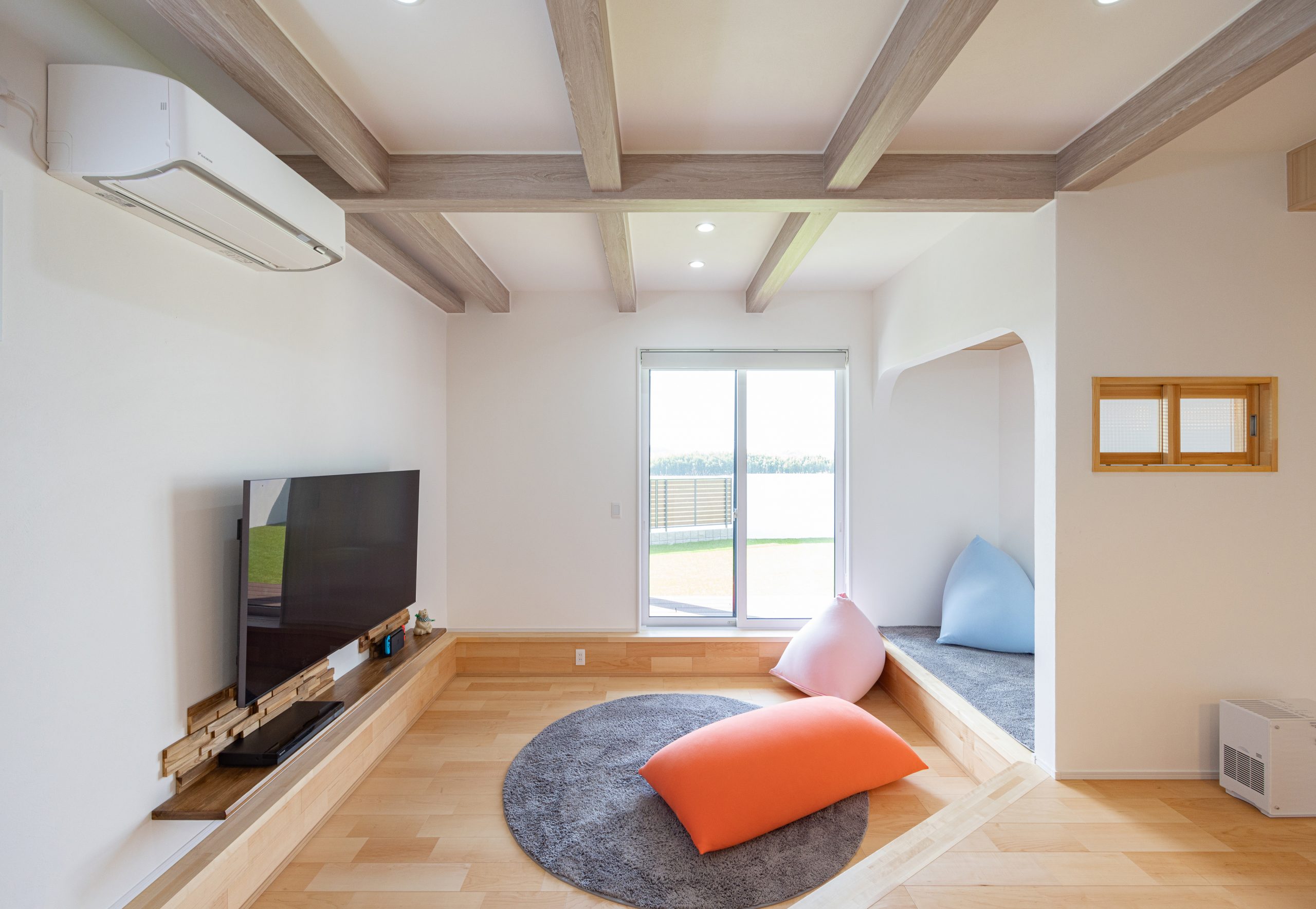 ピットリビングとデザインニッチがあるナチュラルテイストな平屋