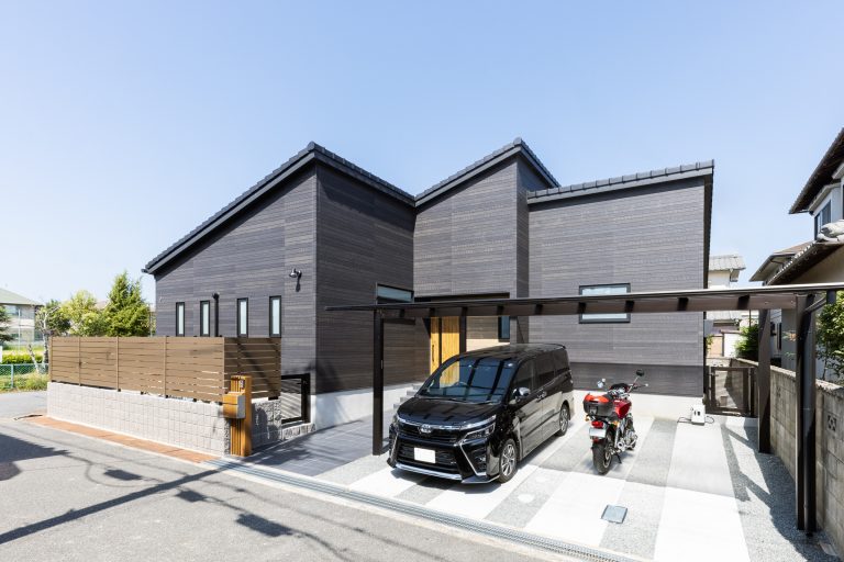 のこぎり屋根が特徴的な黒基調の外壁