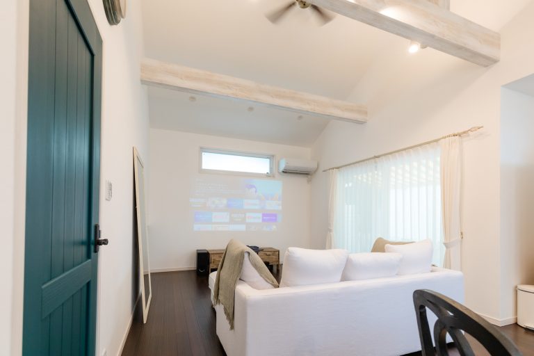 開放感あふれる吹き抜け+シーリングファンのリビングダイニングのある注文住宅