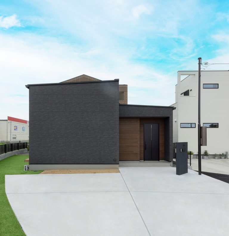 変形地に建つ黒を基調にしたシックでモダンな外観の平屋