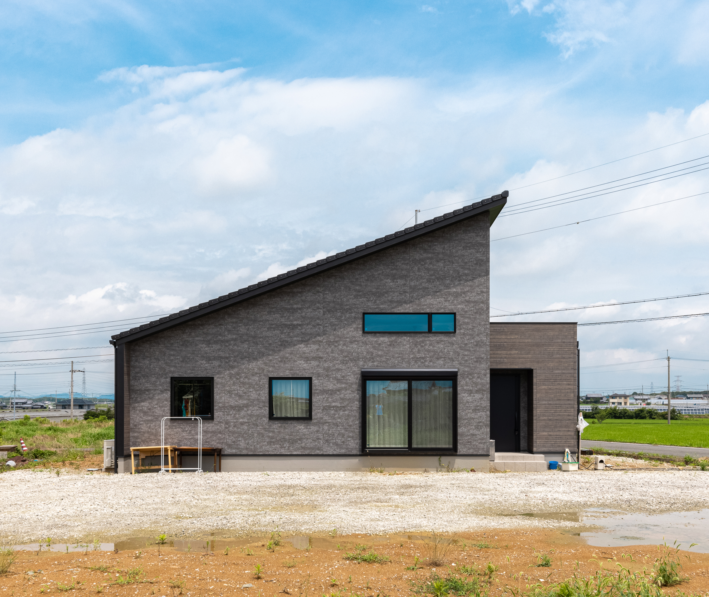 片流れ屋根の平屋でモダンリゾート住宅の外観事例