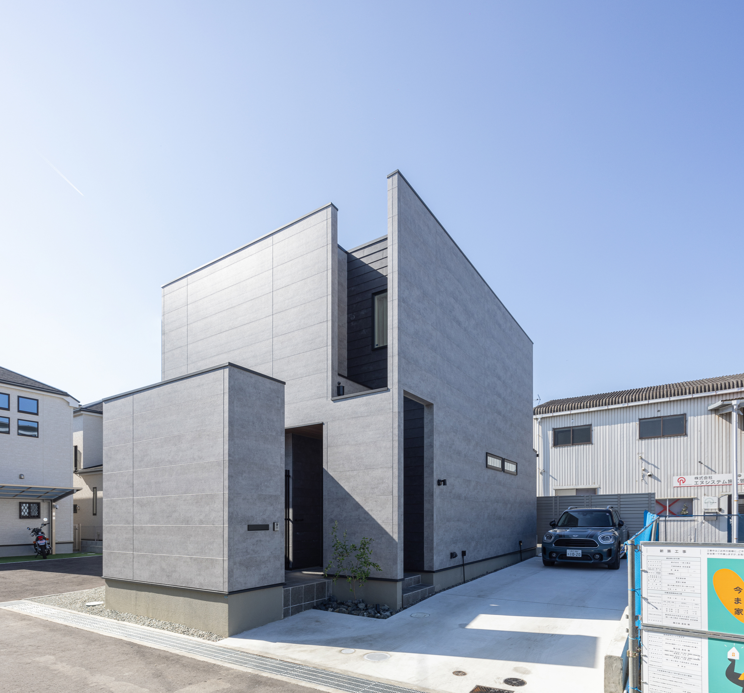 木のぬくもりの中で家族が団らんできるシンプルモダンな外壁