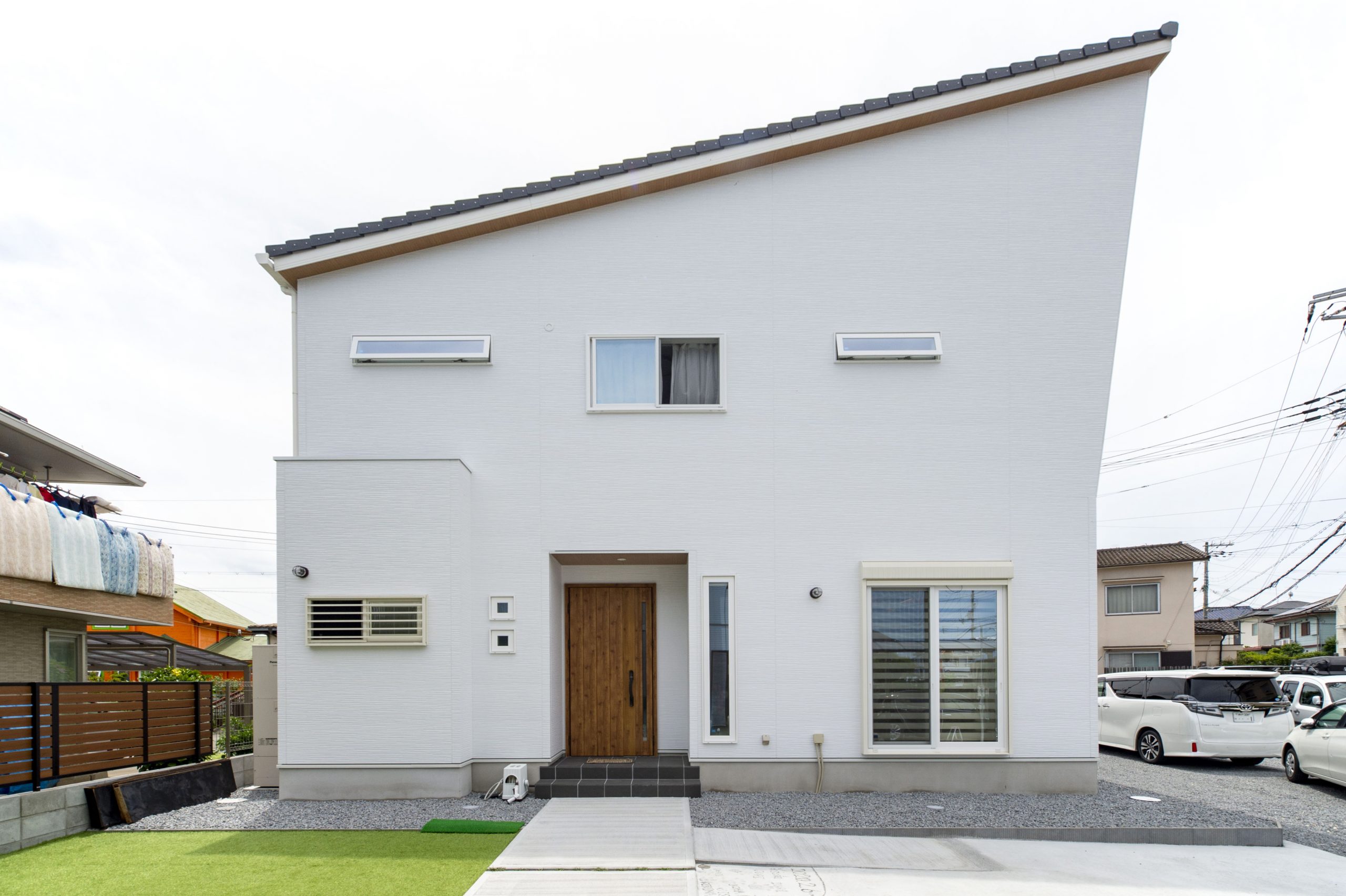 建物の色合いや片流れ屋根、広大な敷地がモダンリゾートを連想させる外観事例