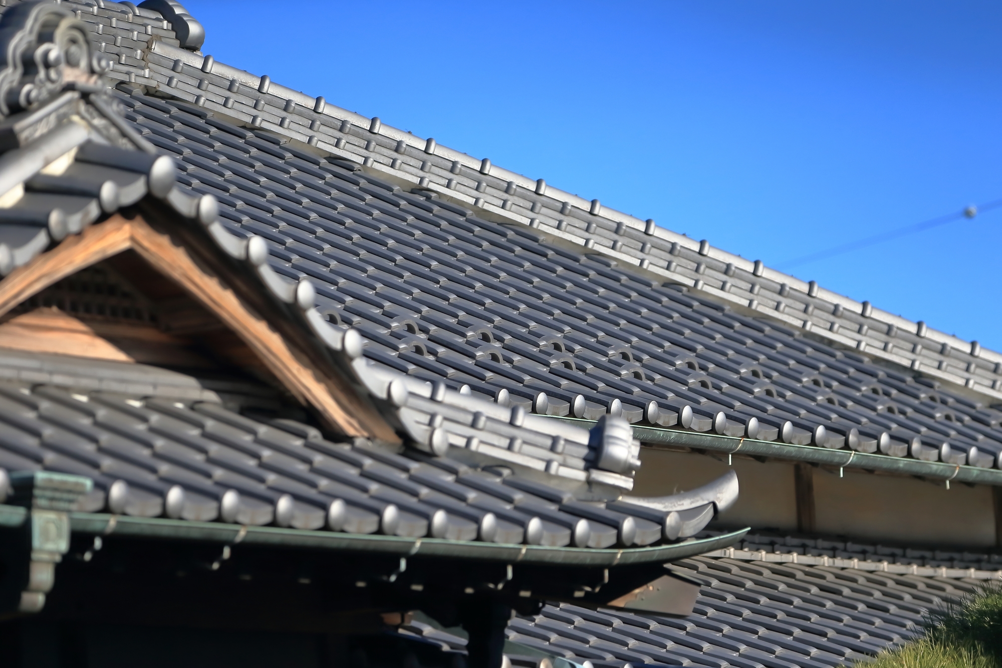 瓦屋根の塗装は必要？正しいメンテナンス方法を徹底解説